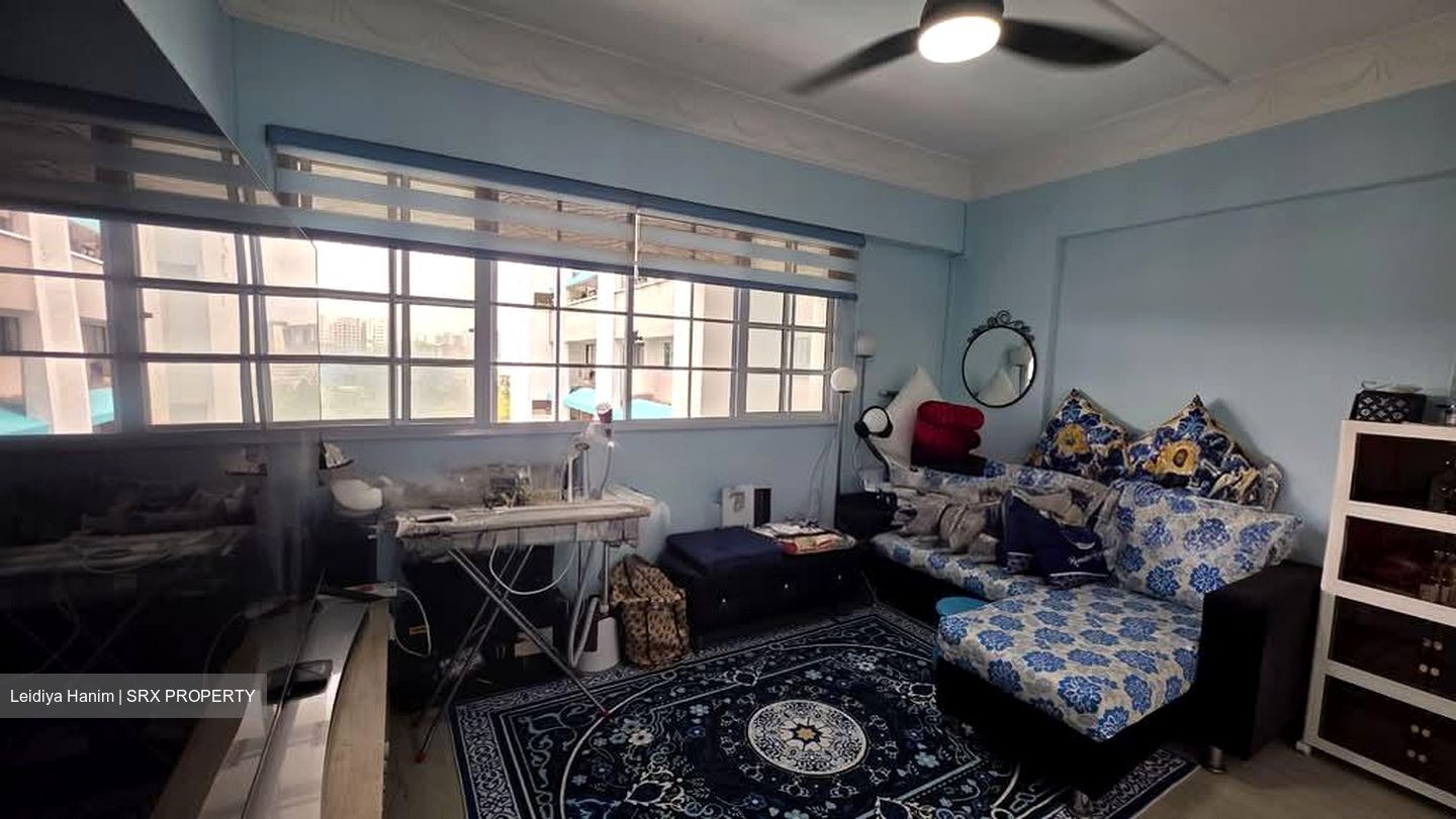 Blk 337 Jurong East Avenue 1 (Jurong East), HDB Executive #573983521